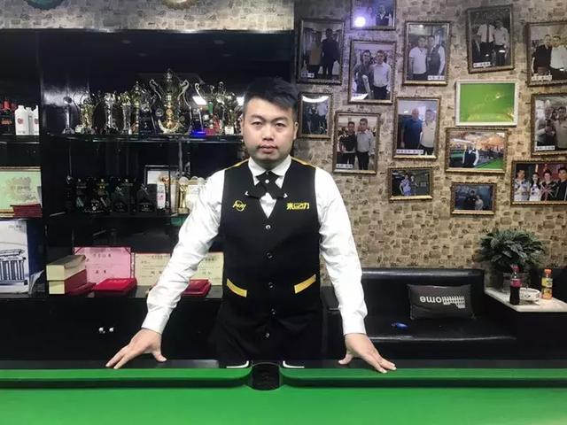 因此